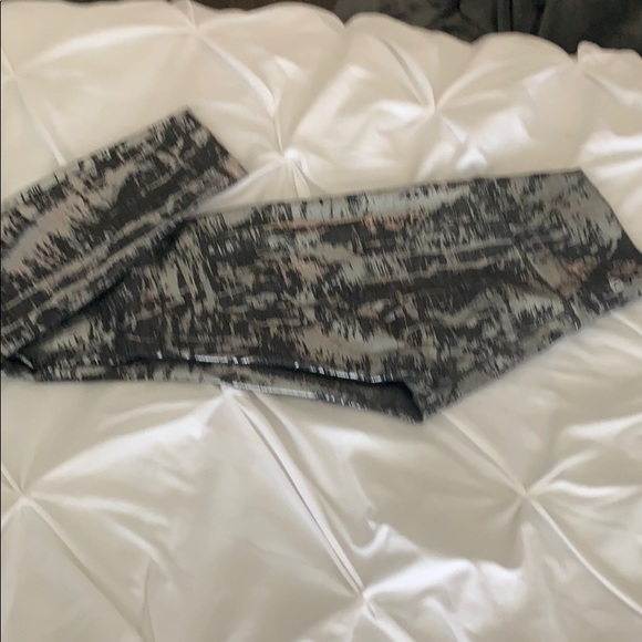 Lululemon size 4 - Picture 3 of 5